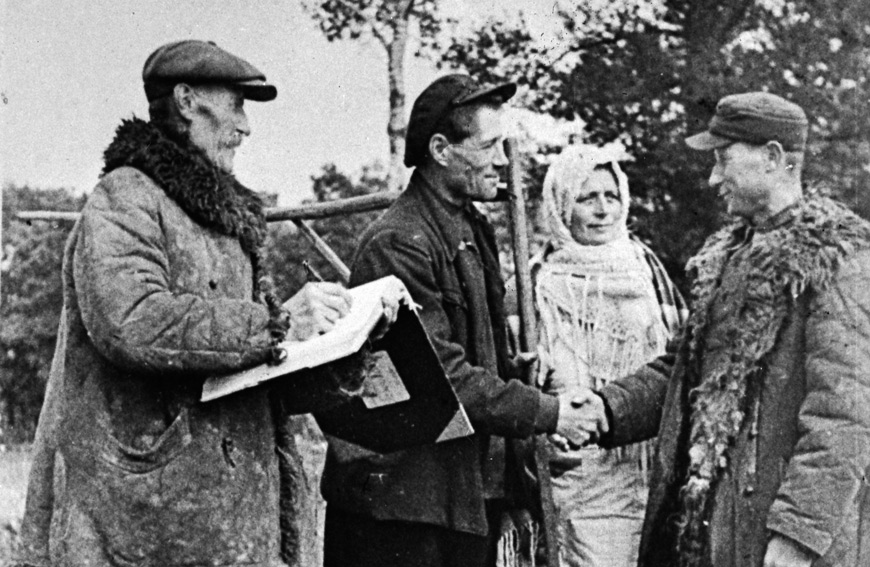 1939 год. Прадстаўнік савецкай ўлады на вызваленай тэрыторыі віншуе сялян з атрыманнем зямлі, якая раней належала пану