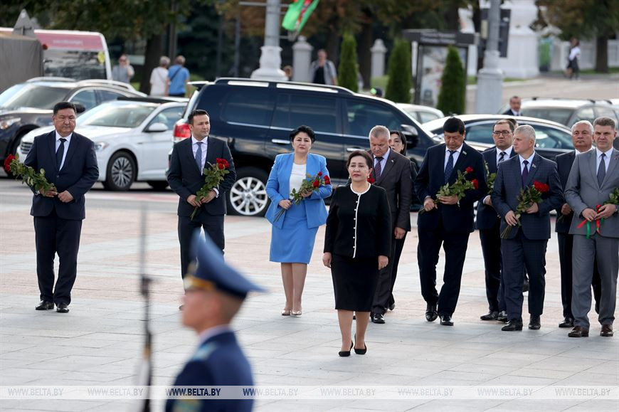 Председатель Сената Олий Мажлиса Республики Узбекистан Танзила Нарбаева возложила венок к монументу Победы Председатель Сената Олий Мажлиса Республики Узбекистан Танзила Нарбаева возложила венок к монументу Победы