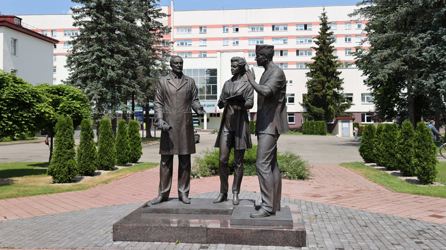 Скульптурная композиция на территории РНПЦ онкологии и медицинской радиологии имени Н.Н. Александрова символизирует уважение к нелегкому труду медиков и надежду на спасение для тех, кто проходит здесь лечение