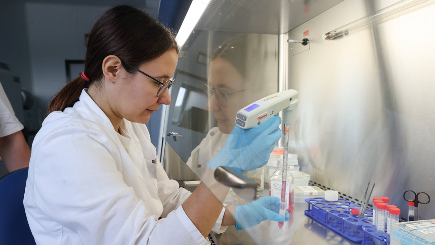 Клеточный биолог Надежда Боброва в бактериально-вирусной кухне лаборатории, где выращивают клеточный продукт для CAR-T-терапии