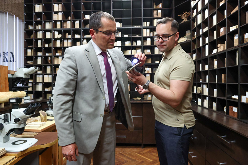 Кандидат технических наук Алексей Чуйков (справа) считает, что импортозамещение нужно выстраивать на отечественных лесоматериалах.