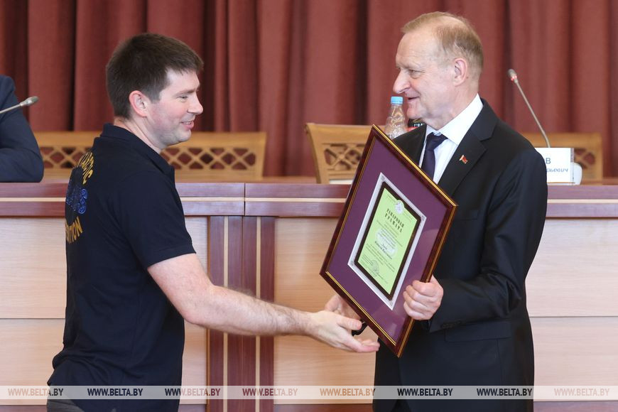 Председатель Президиума Национальной академии наук Владимир Гусаков награждает участника экспедиции Виталия Лукина Председатель Президиума Национальной академии наук Владимир Гусаков награждает участника экспедиции Виталия Лукина