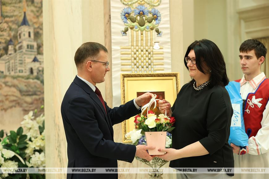 Заместитель министра информации Андрей Кунцевич награждает победительницу республиканского конкурса "Женщина года - 2022" в номинации "Сердце отдаю людям" Анну Кулинич