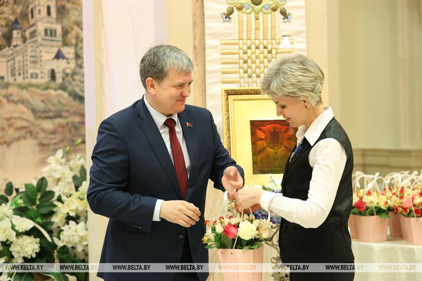 Заместитель главы Администрации Президента Игорь Луцкий награждает победительницу республиканского конкурса "Женщина года - 2022" в номинации "Активная гражданская позиция" Екатерину Рублевскую