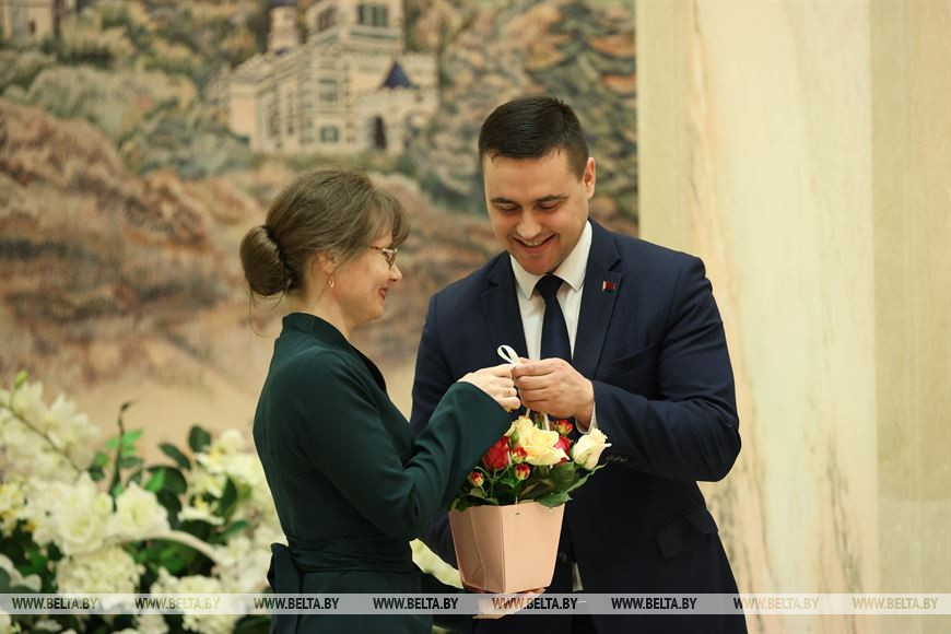Министр образования Андрей Иванец награждает победительницу республиканского конкурса "Женщина года - 2022" в номинации "Материнская слава" Наталью Лащевскую