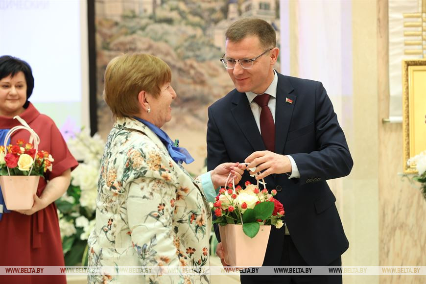 Заместитель министра информации Андрей Кунцевич награждает победительницу республиканского конкурса "Женщина года - 2022" в номинации "Сердце отдаю людям" Татьяну Позднякову