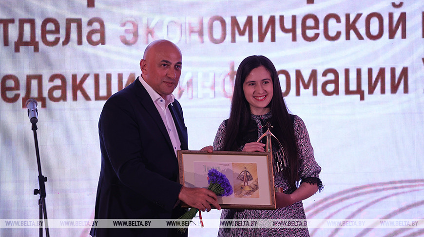 Во время награждения редактора отдела экономической информации главной редакции информации БЕЛТА Валерии Гавриловой