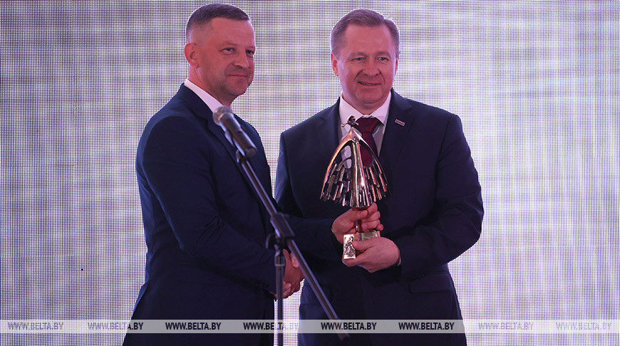 Во время награждения редакции газеты "Гомельская праўда"