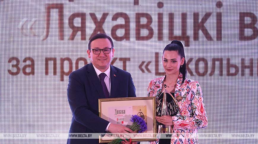 Во время награждения редакции районной газеты "Ляхавіцкі веснік"