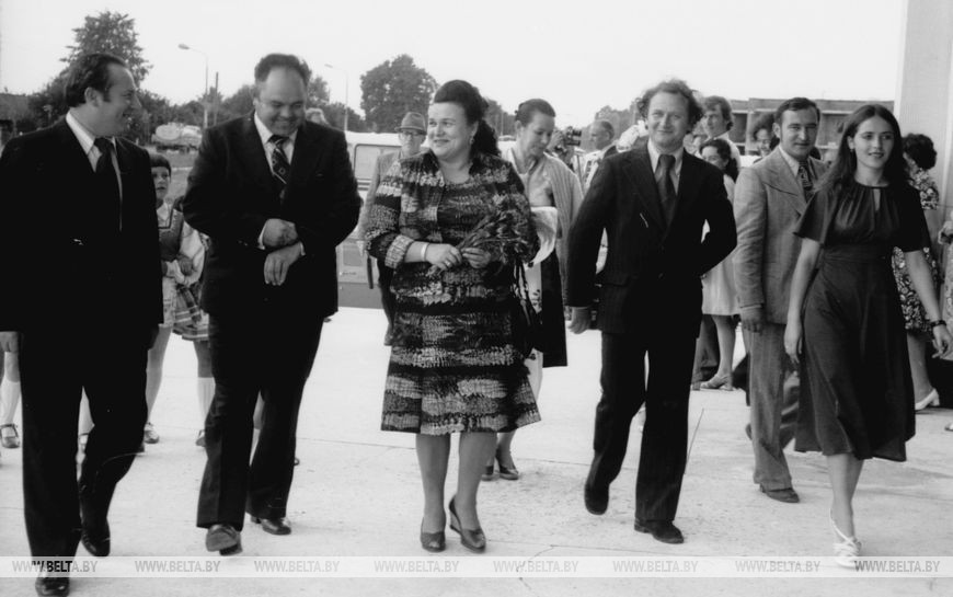 Людмила Зыкина среди тружеников колхоза "Рассвет", июль 1978 года Людмила Зыкина среди тружеников колхоза "Рассвет", июль 1978 года