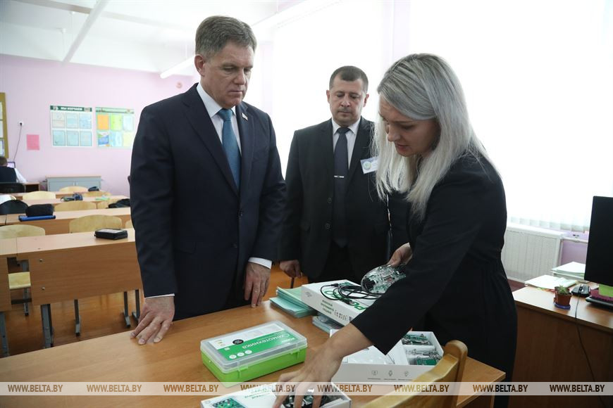 Заместитель премьер-министра Игорь Петришенко посетил среднюю школу №1 в Славгороде Заместитель премьер-министра Игорь Петришенко посетил среднюю школу №1 в Славгороде