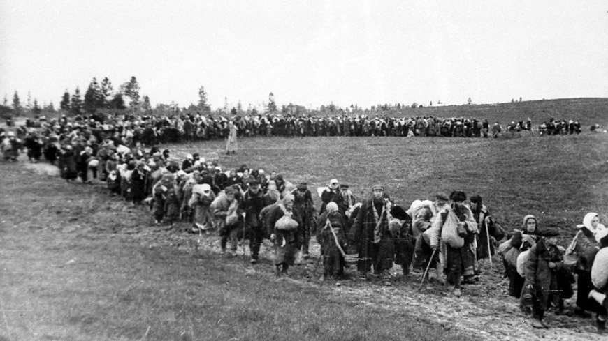 1944 год. Освобожденные узники немецкого концлагеря близ Витебска 1944 год. Освобожденные узники немецкого концлагеря близ Витебска