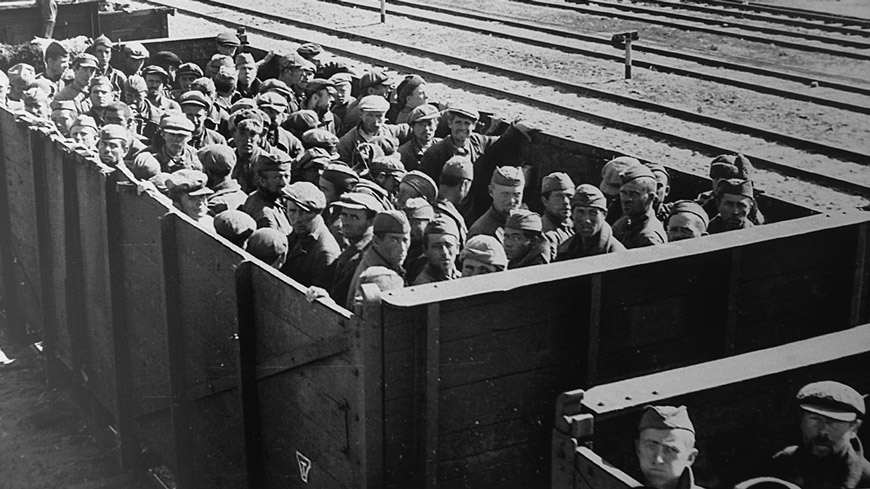 Немецкое фото середины 1940-х. Советских военнопленных даже в тридцатиградусные морозы перевозили на открытых железнодорожных платформах Немецкое фото середины 1940-х. Советских военнопленных даже в тридцатиградусные морозы перевозили на открытых железнодорожных платформах