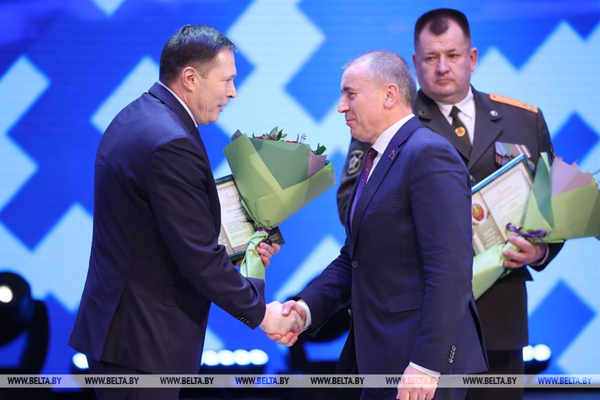 Почетной грамотой государственного секретариата Совета Безопасности награжден председатель Минского районного исполнительного комитета Владимир Юргевич Почетной грамотой государственного секретариата Совета Безопасности награжден председатель Минского районного исполнительного комитета Владимир Юргевич