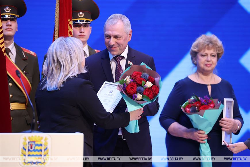 Благодарностью председателя Палаты представителей Национального собрания награждена учитель химии и биологии ГУО "Средняя школа № 1 г. Любани" Ольга Кулик Благодарностью председателя Палаты представителей Национального собрания награждена учитель химии и биологии ГУО "Средняя школа № 1 г. Любани" Ольга Кулик