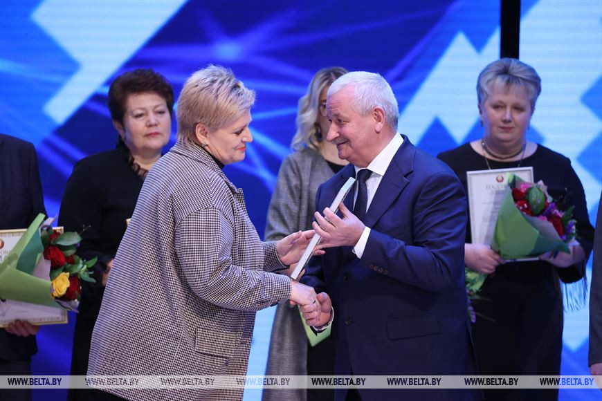 Благодарностью премьер-министра награждена учитель биологии ГУО "Гимназия № 1 г. Старые Дороги" Валентина Дубик Благодарностью премьер-министра награждена учитель биологии ГУО "Гимназия № 1 г. Старые Дороги" Валентина Дубик