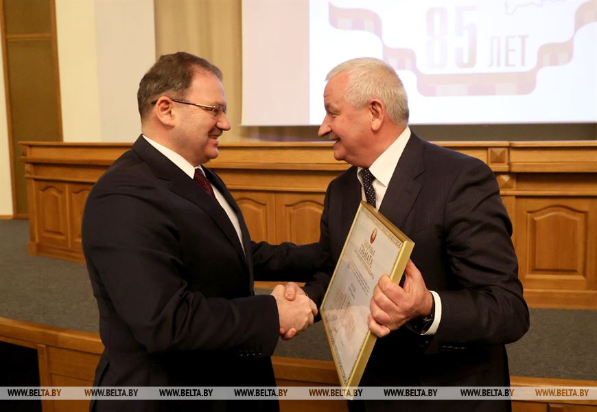 Петр Пархомчик вручает почетную грамоту Совета Министров главному врачу областного детского реабилитационного центра "Ветразь" Сергею Петухову Петр Пархомчик вручает почетную грамоту Совета Министров главному врачу областного детского реабилитационного центра "Ветразь" Сергею Петухову