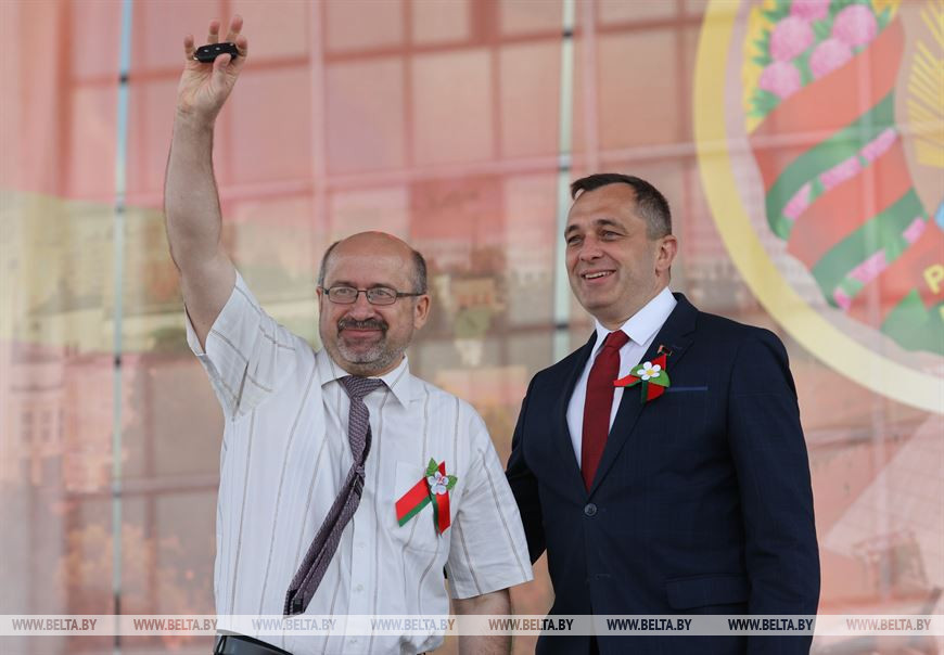 Александр Субботин вручает ключи главному врачу Витебской городской центральной поликлиники Станиславу Титовичу Александр Субботин вручает ключи главному врачу Витебской городской центральной поликлиники Станиславу Титовичу