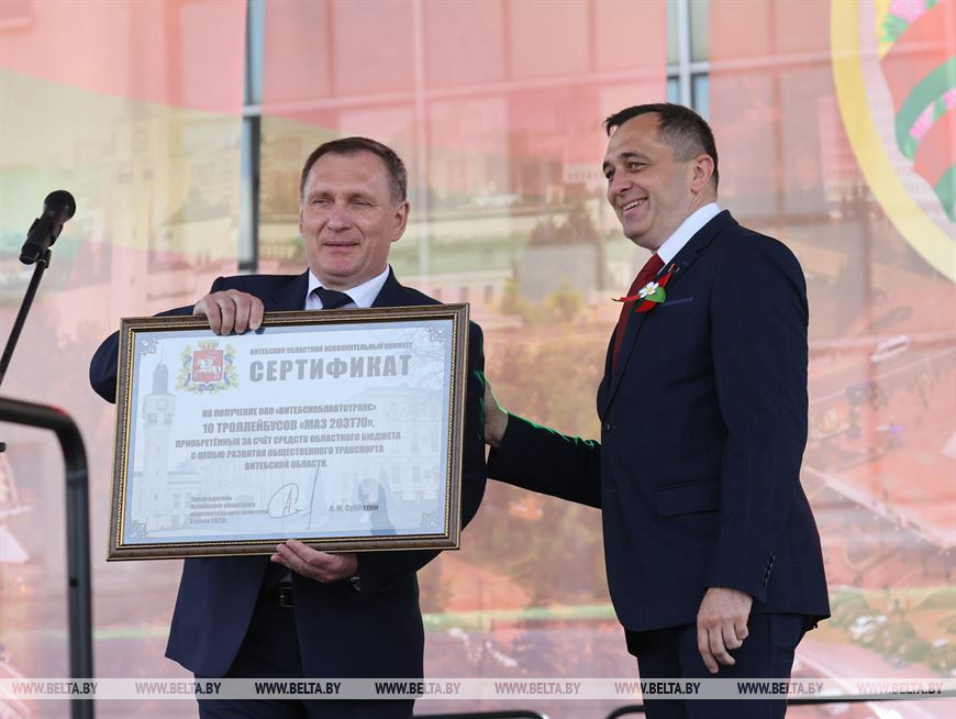 Александр Субботин вручает руководству "Витебскоблавтотранса" сертификат на получение 10 троллейбусов МАЗ Александр Субботин вручает руководству "Витебскоблавтотранса" сертификат на получение 10 троллейбусов МАЗ