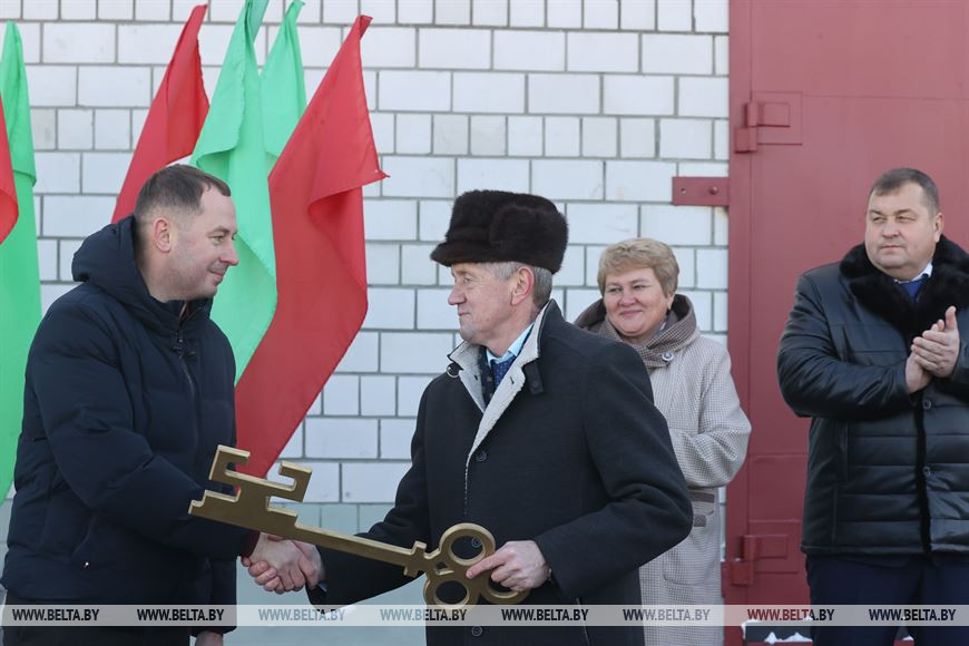 Ключи от новой МТФ вручает первый заместитель генерального директора ОАО "Мозырьпромстрой" Сергей Циуля директору "Козенки-Агро" Сергею Синькевичу