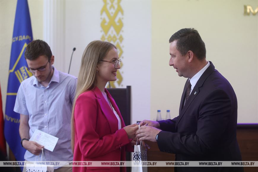 Гродненского горисполкома Андрей Хмель вручает сертификаты