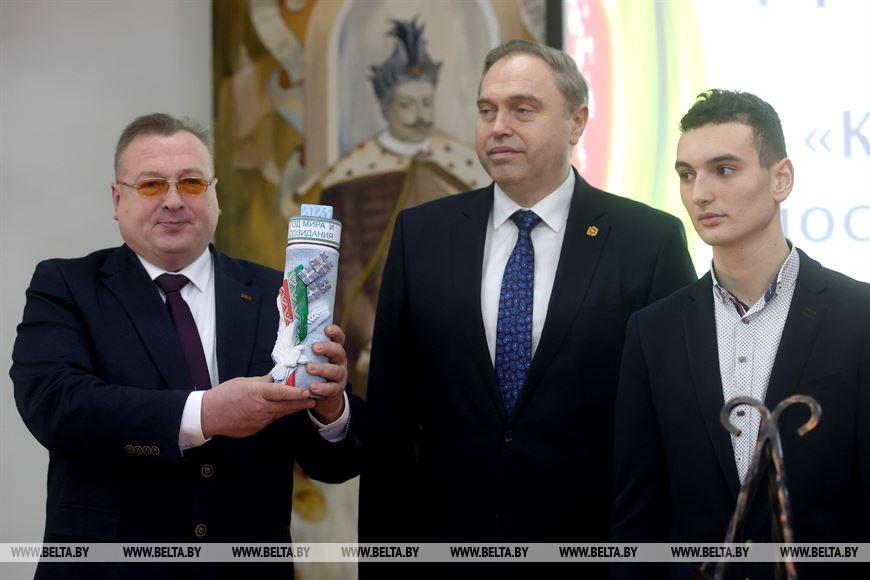 Директор музея "Замковый комплекс "Мир" Александр Лойко и председатель Гродненского облисполкома Владимир Караник