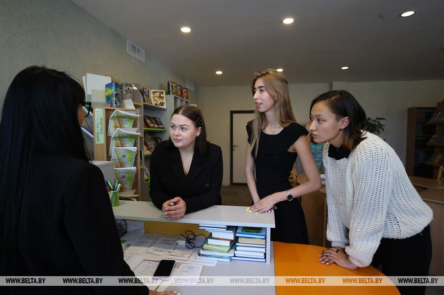 Молодые специалисты Анна Симонович, Анна Кирьянко и Михалина Вершеня Молодые специалисты Анна Симонович, Анна Кирьянко и Михалина Вершеня