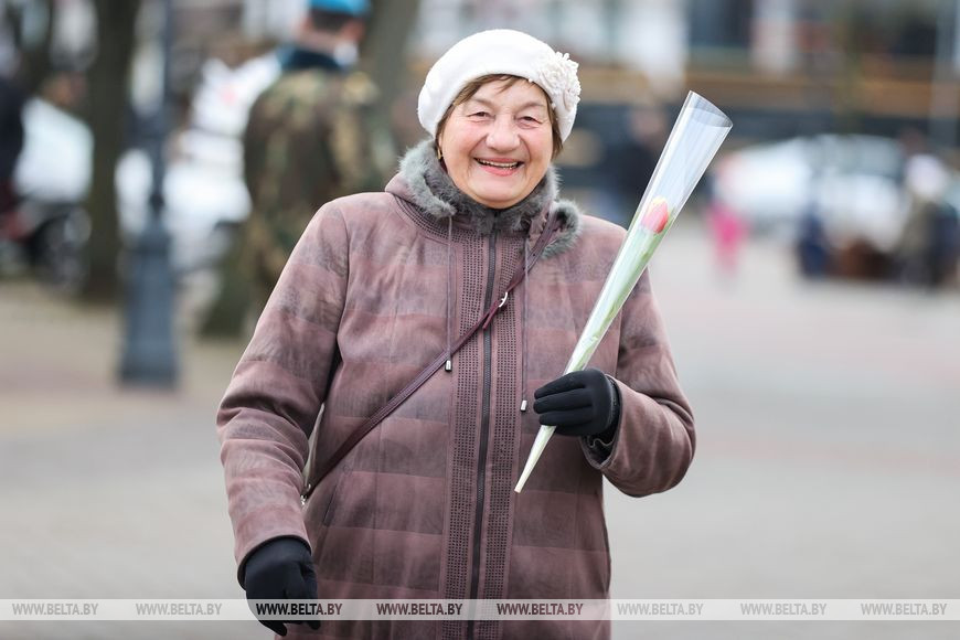 ФОТОФАКТ: В Бресте военнослужащие поздравили девушек с Днемженщин