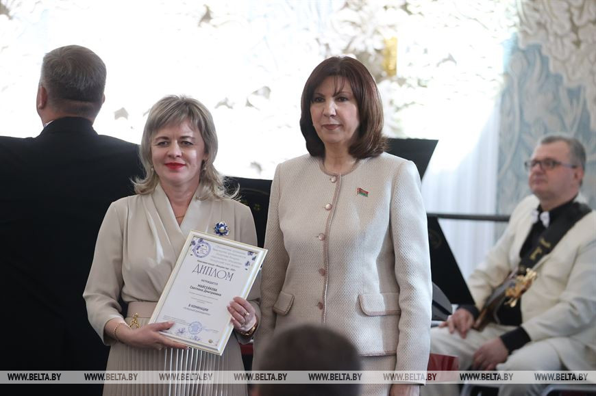 Председатель Совета Республики Наталья Кочанова (справа) вручает диплом в номинации "Успешный руководитель" начальнику управления труда и заработной платы ОАО "Гомсельмаш" Светлане Майсейковой Председатель Совета Республики Наталья Кочанова (справа) вручает диплом в номинации "Успешный руководитель" начальнику управления труда и заработной платы ОАО "Гомсельмаш" Светлане Майсейковой