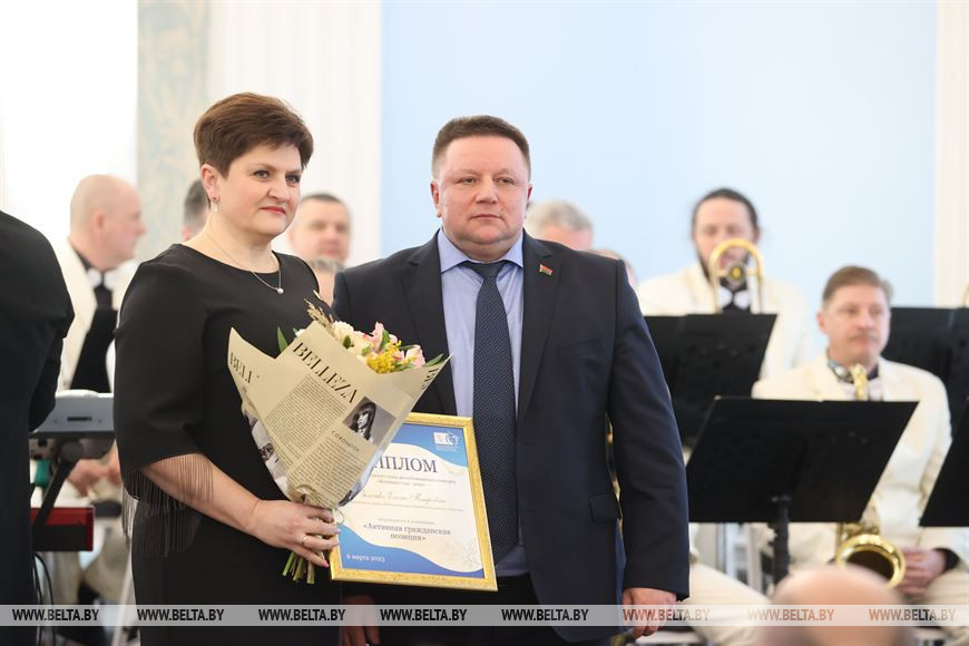 Помощник Президента - инспектор по Минску Александр Барсуков вручает диплом в номинации "Активная гражданская позиция" заместителю главы администрации Заводского района г.Минска Елене Зеленко Помощник Президента - инспектор по Минску Александр Барсуков вручает диплом в номинации "Активная гражданская позиция" заместителю главы администрации Заводского района г.Минска Елене Зеленко