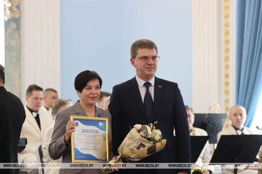 Председатель Мингорисполкома Владимир Кухарев вручает диплом в номинации "Духовность и культура" преподавателю УО "Минский государственный колледж ремесленничества и дизайна им.Н.А.Кедышко" Светлане Щербинской Председатель Мингорисполкома Владимир Кухарев вручает диплом в номинации "Духовность и культура" преподавателю УО "Минский государственный колледж ремесленничества и дизайна им.Н.А.Кедышко" Светлане Щербинской