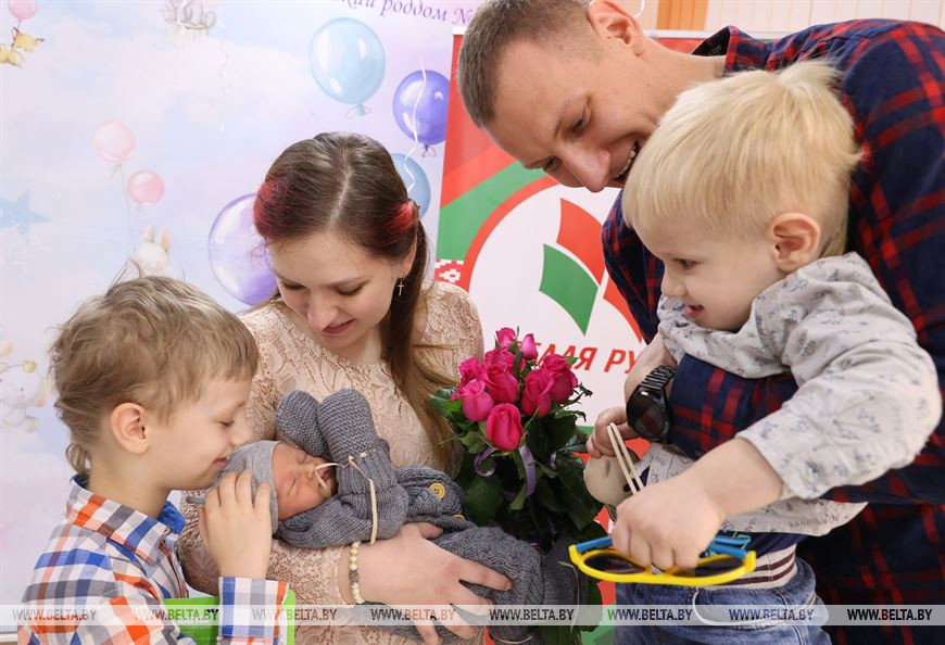 Татьяна и Владимир Щемелевы со своими сыновьями Мишей, Ромом и Иваном Татьяна и Владимир Щемелевы со своими сыновьями Мишей, Ромом и Иваном