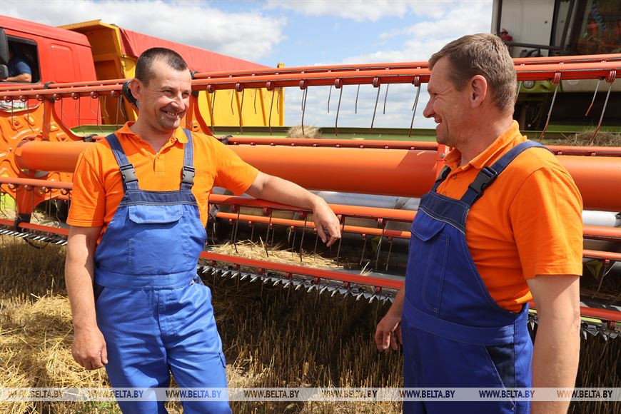 Сергей Янучок и помощник комбайнера Виктор Жуковский Сергей Янучок и помощник комбайнера Виктор Жуковский