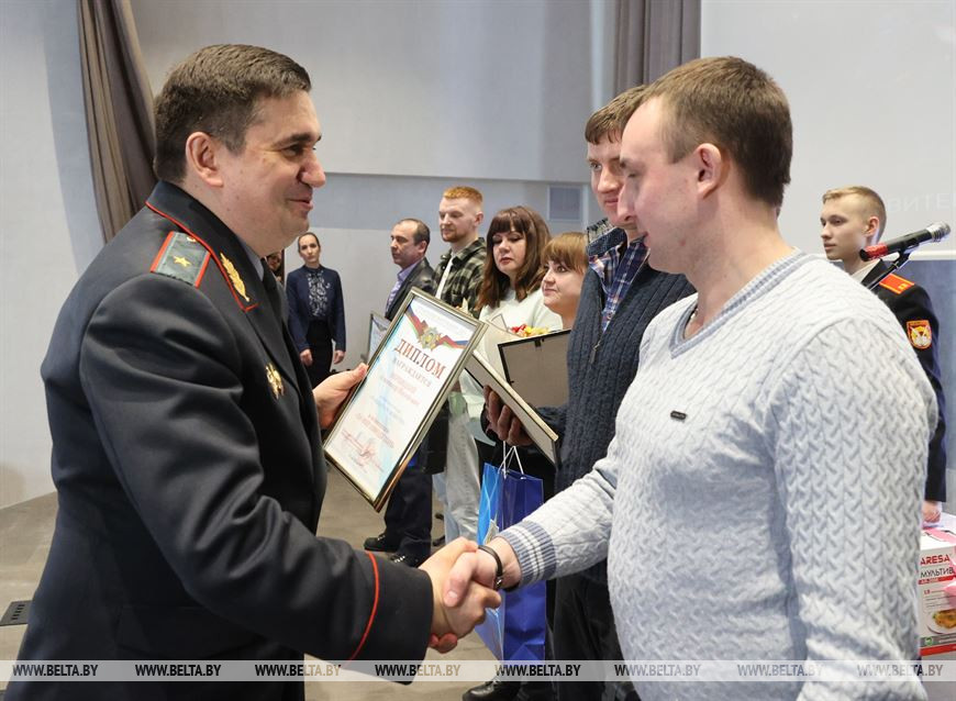 Андрей Любимов награждает Александра Вербицкого в номинации "За неравнодушие" Андрей Любимов награждает Александра Вербицкого в номинации "За неравнодушие"