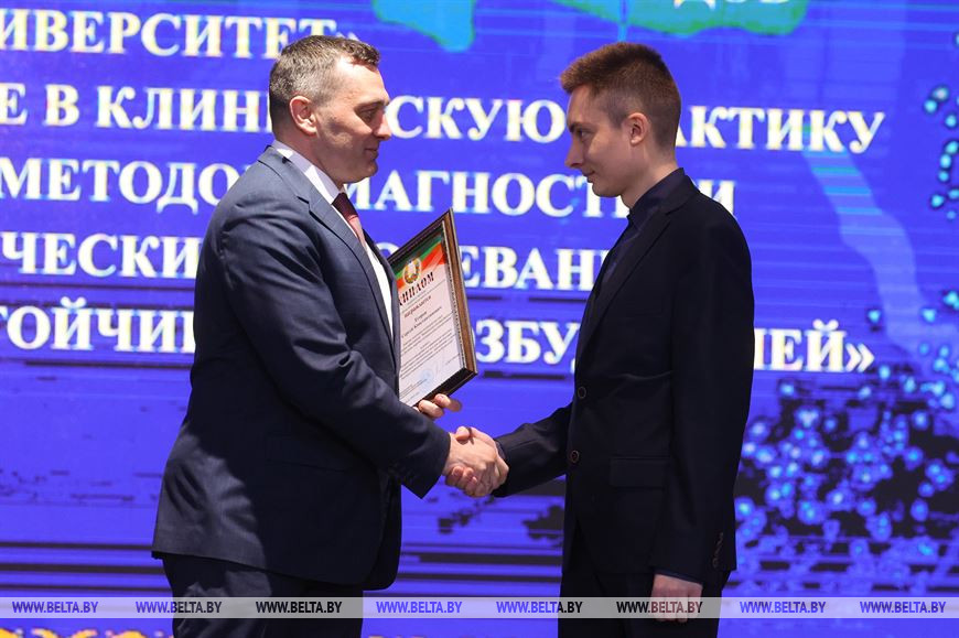 Александр Субботин награждает доцента, кандидата медицинских наук УО "Витебский государственный ордена Дружбы народов медицинский университет" Сергея Егорова