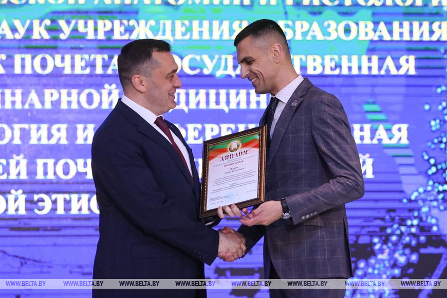 Александр Субботин награждает доцента кафедры патологической анатомии и гистологии, кандидата ветеринарных наук УО "Витебская ордена "Знак Почета" государственная академия ветеринарной медицины" Дениса Журова