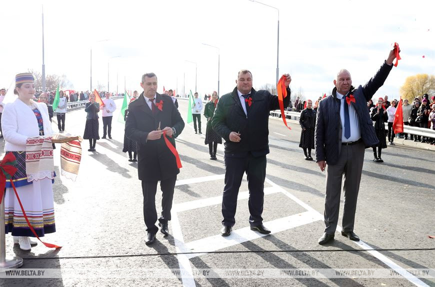 Председатель Жлобинского райисполкома Сергей Ярец, первый заместитель председателя Гомельского облисполкома Дмитрий Петрожицкий и генеральный директор "Гомельоблдорстрой" Игорь Кравченко