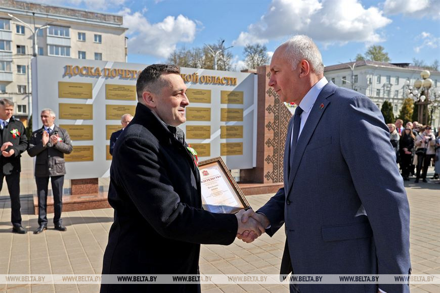 Александр Субботин вручает свидетельство о занесении на областную доску почета Витебскому району. Александр Субботин вручает свидетельство о занесении на областную доску почета Витебскому району.