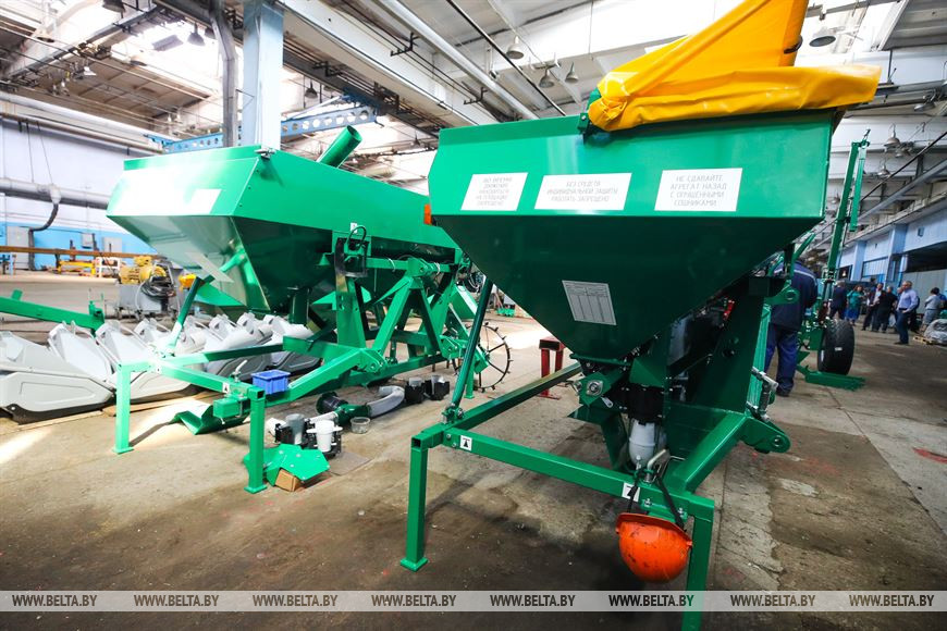 Во время посещения Брестского электромеханического завода Во время посещения Брестского электромеханического завода