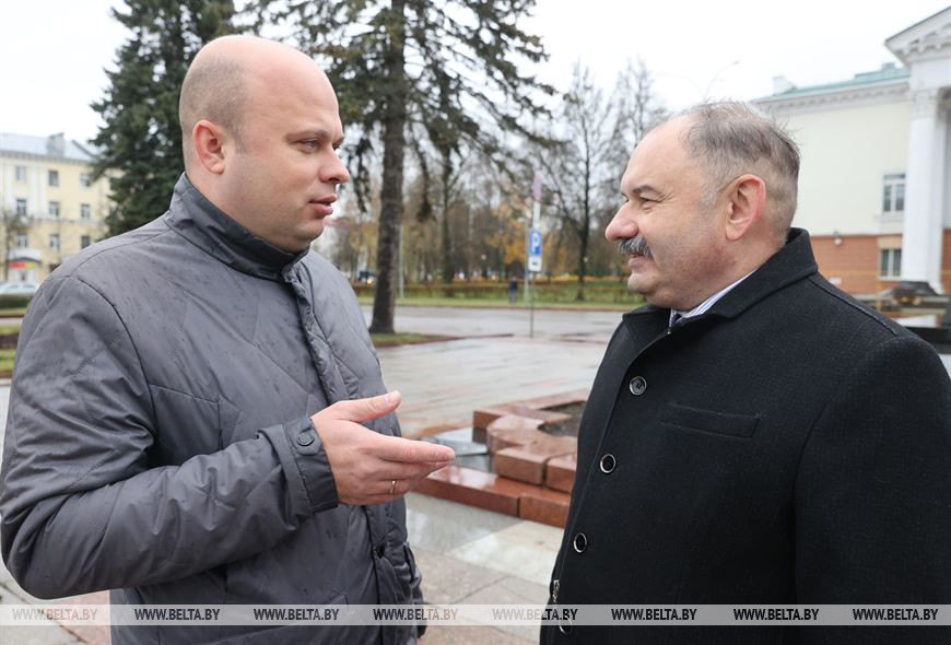 Заместитель начальника главного управления идеологической работы и по делам молодежи Витебского облисполкома Вячеслав Хрол и первый секретарь Витебской областной организации Коммунистической партии Беларуси Александр Бородий