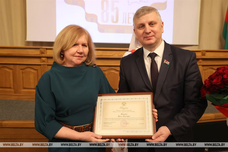 Заместитель председателя Совета Республики Валерий Бельский вручает благодарность Председателя Совета Республики Национального собрания ветерану труда Ирине Новиковой