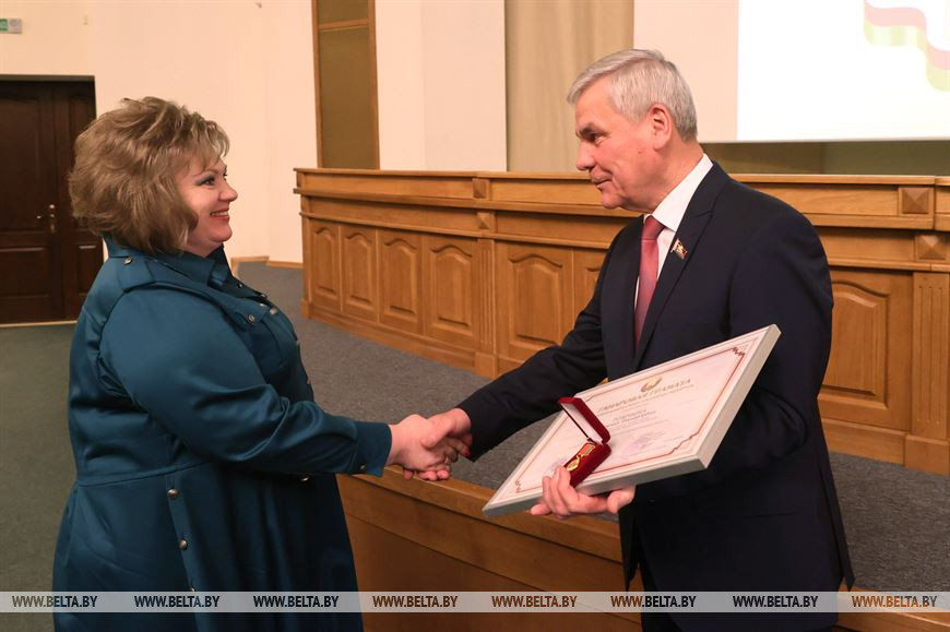 Председатель Палаты представителей Владимир Андрейченко вручает почетную грамоту Национального собрания главному врачу Витебского областного клинического онкологического диспансера Анжелике Томчиной