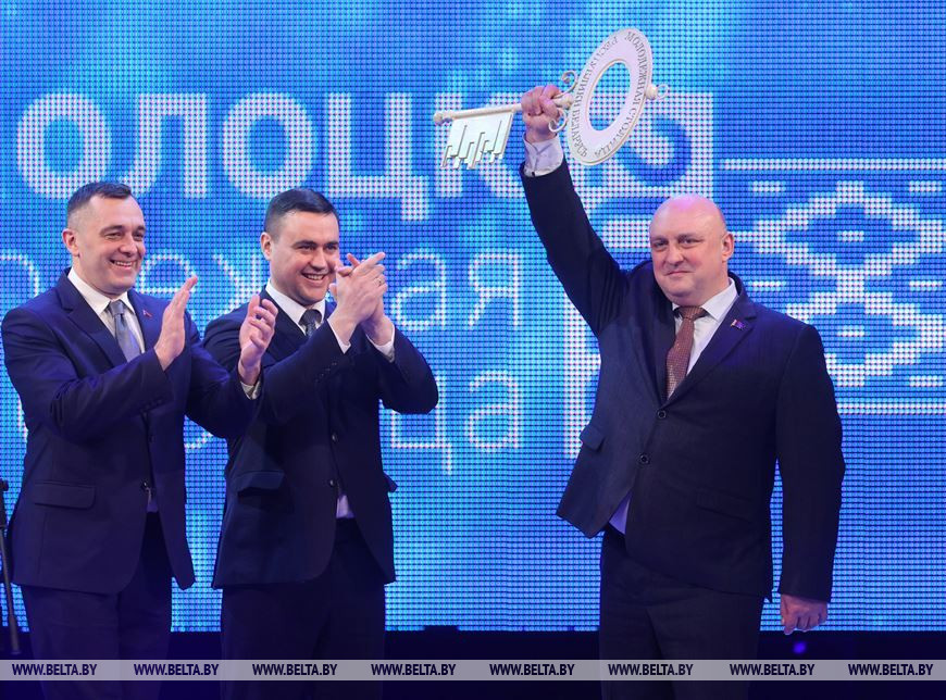 Председатель Витебского облисполкома Александр Субботин и министр образования Андрей Иванец передают символический ключ председателю Новополоцкого горисполкома Дмитрию Демидову Председатель Витебского облисполкома Александр Субботин и министр образования Андрей Иванец передают символический ключ председателю Новополоцкого горисполкома Дмитрию Демидову