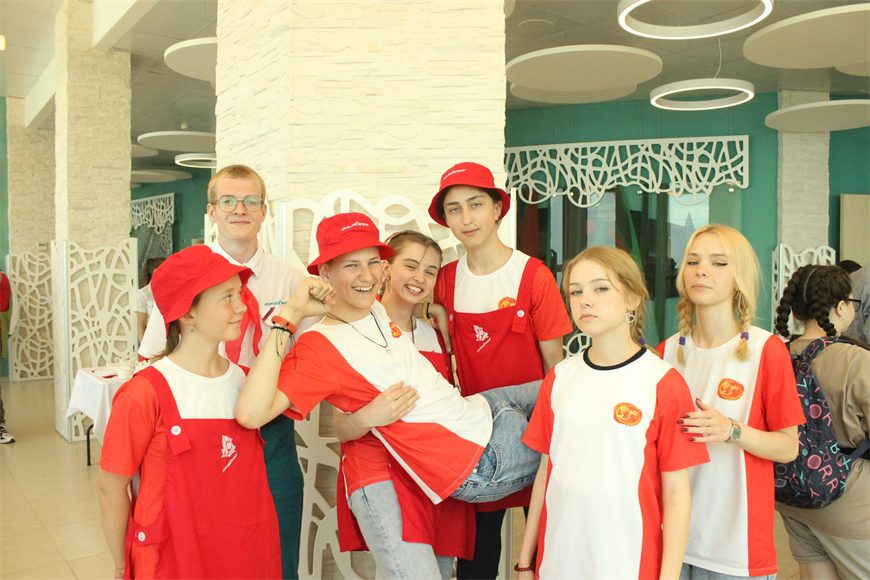Клим Ковалевский и команда детского лагеря "Комсомольский" на конкурсе кулинарных команд