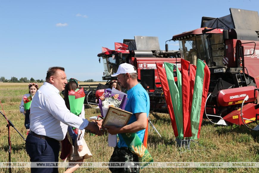 Вячеслав Шило во время поздравления механизаторов Вячеслав Шило во время поздравления механизаторов