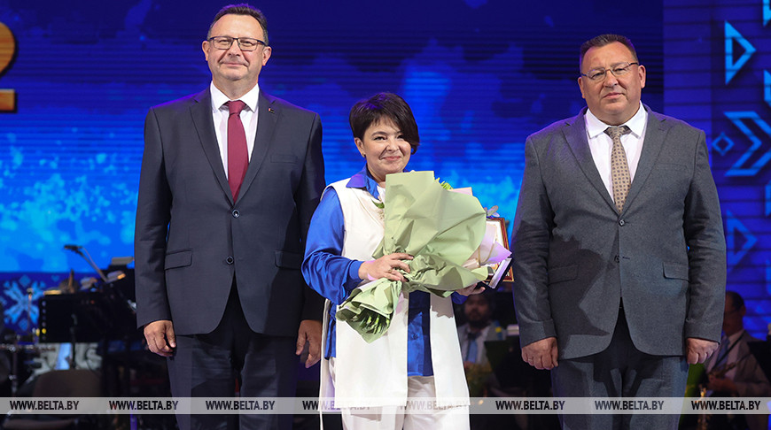 Министр здравоохранения Дмитрий Пиневич, врач общей практики Мозырской городской поликлиники № 2 Ольга Дубровская и председатель Белорусского профсоюза работников здравоохранения Вячеслав Шило Министр здравоохранения Дмитрий Пиневич, врач общей практики Мозырской городской поликлиники № 2 Ольга Дубровская и председатель Белорусского профсоюза работников здравоохранения Вячеслав Шило