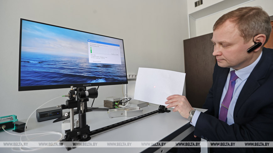 Действующий макет лазерной связи, представленный на выставке "Беларусь интеллектуальная", позволяет проследить, как информация передается с помощью лазерного луча Действующий макет лазерной связи, представленный на выставке "Беларусь интеллектуальная", позволяет проследить, как информация передается с помощью лазерного луча