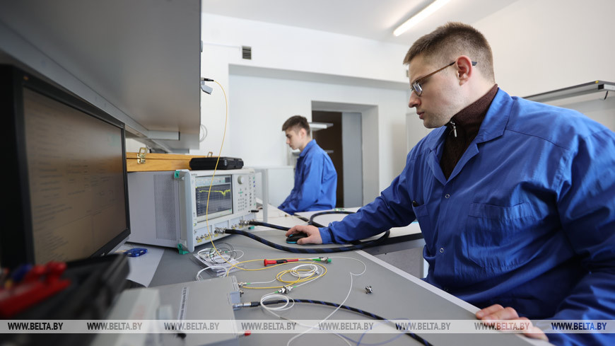 Научные сотрудники лаборатории радиофотоники ГНПО "Оптика, оптоэлектроника и лазерная техника" Александр Лебедев, Даниил Сидлеров и Владислав Шестак - мастера на все руки Научные сотрудники лаборатории радиофотоники ГНПО "Оптика, оптоэлектроника и лазерная техника" Александр Лебедев, Даниил Сидлеров и Владислав Шестак - мастера на все руки