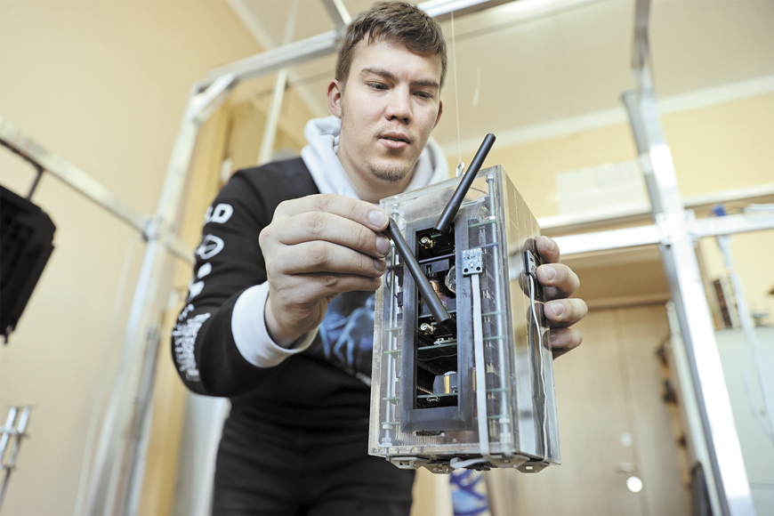 Эксперимент по имитации управления наноспутником в космосе. На снимке: Вячеслав Евчик