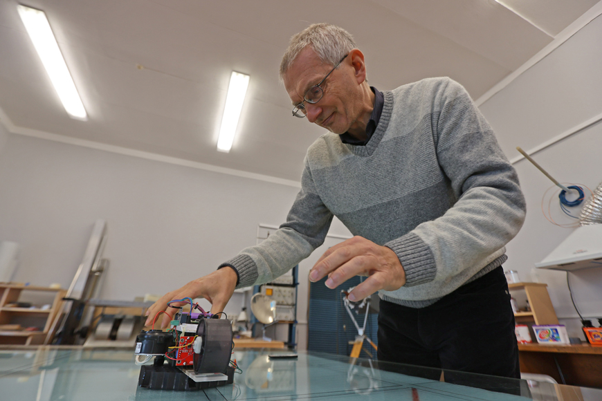 На аэродинамической платформе отрабатывают взаимодействие двух спутников. На снимке: заведующий отраслевой лабораторией прикладных космических технологий Сергей Лешкевич